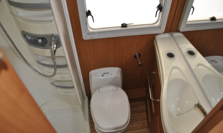 Bagno interno camper Giottiline Therryt20 | Caravanbacci.com