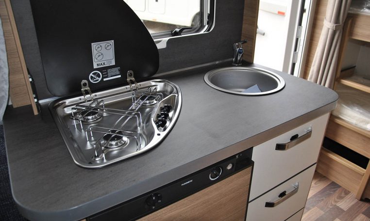 Cucina interno Camper Weinsberg Caraone400lk | Caravanbacci.com