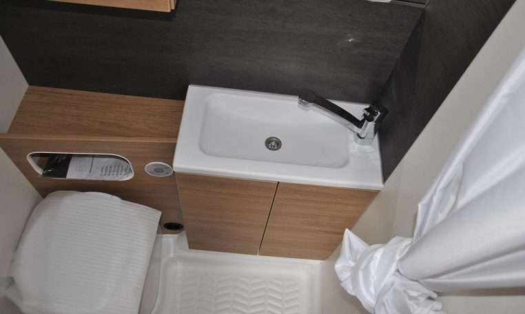 Bagno Interno Camper Weinsberg Caraone400lk | Caravanbacci.com