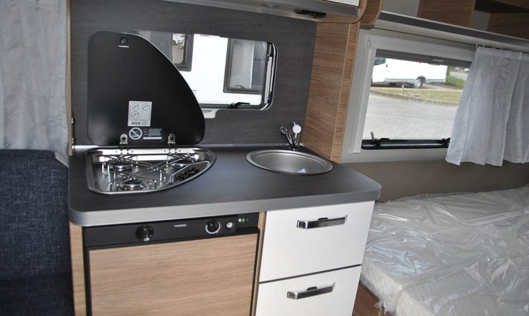 Cucina Interno Camper Weinsberg Caraone450fu | Caravanbacci.com