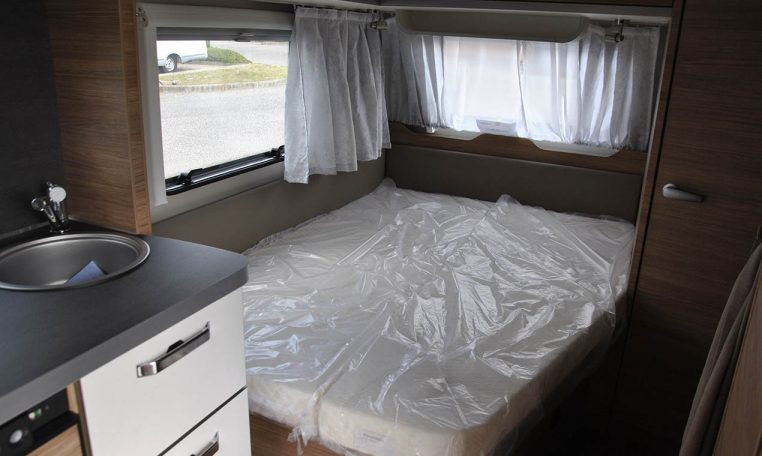 Letto Interno Camper Weinsberg Caraone450fu | Caravanbacci.com