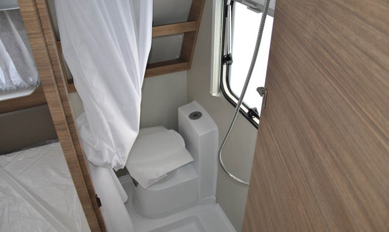 Bagno Interno Camper Weinsberg Caraone450fu | Caravanbacci.com