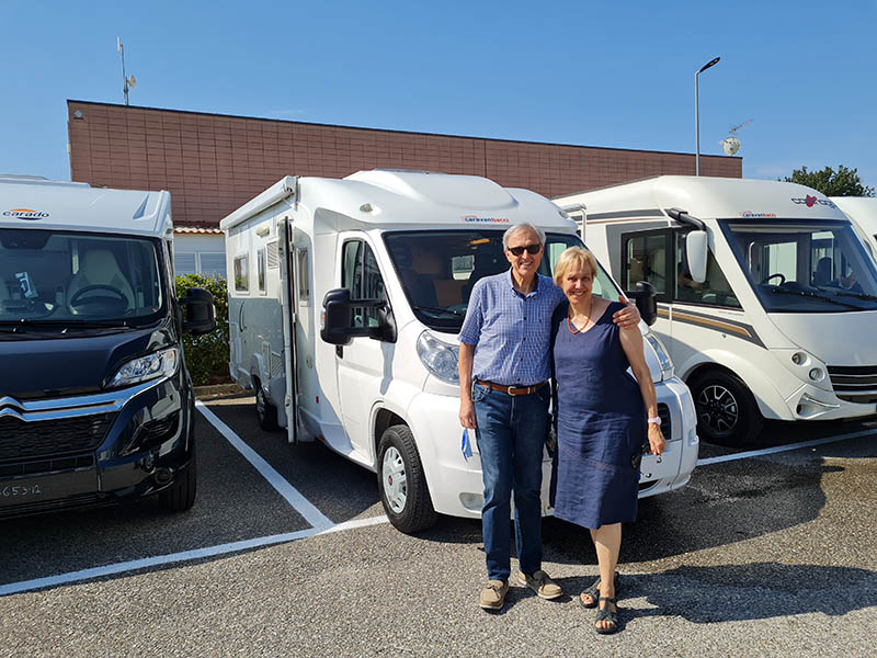 Consegna camper famiglia Riviera | Caravanbacci.com