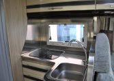 Cucina Interno Camper Riviera85p | Caravanbacci.com