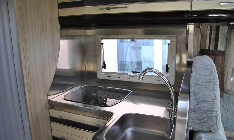 Cucina Interno Camper Riviera85p | Caravanbacci.com