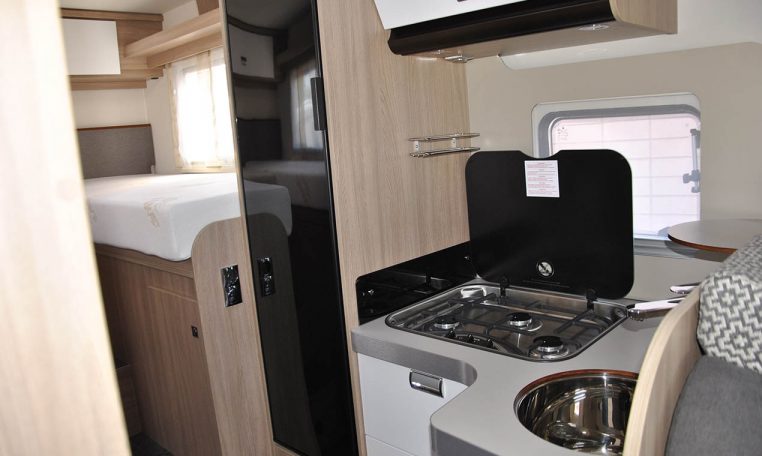 Cucina Interno Camper Laika-kosmo209 | Caravanbacci.com