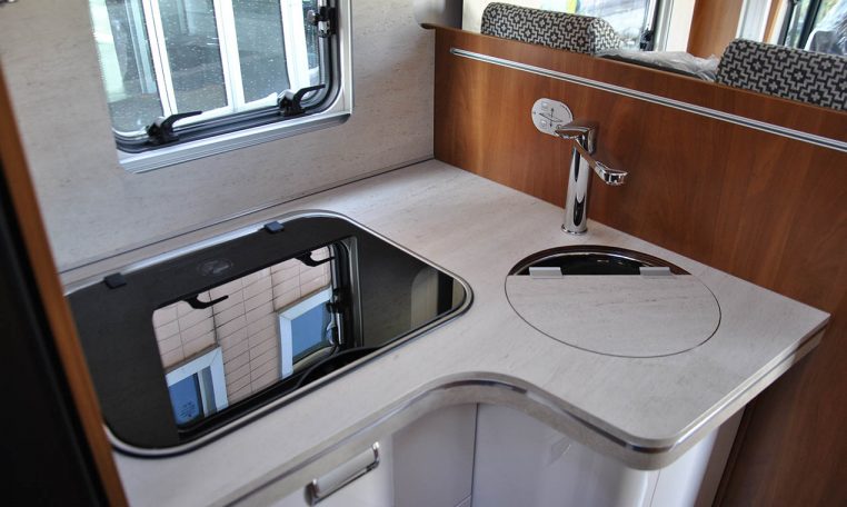 Cucina Interno Camper Laika-kosmo209e | Caravanbacci.com