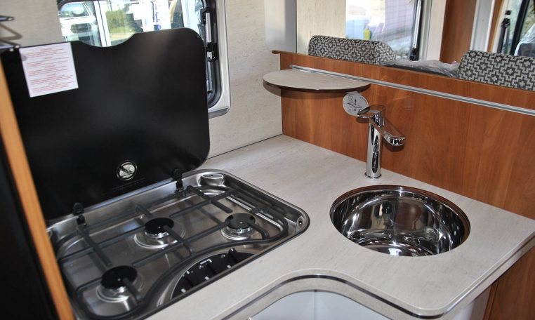 Cucina Interno Camper Laika-kosmo209e | Caravanbacci.com