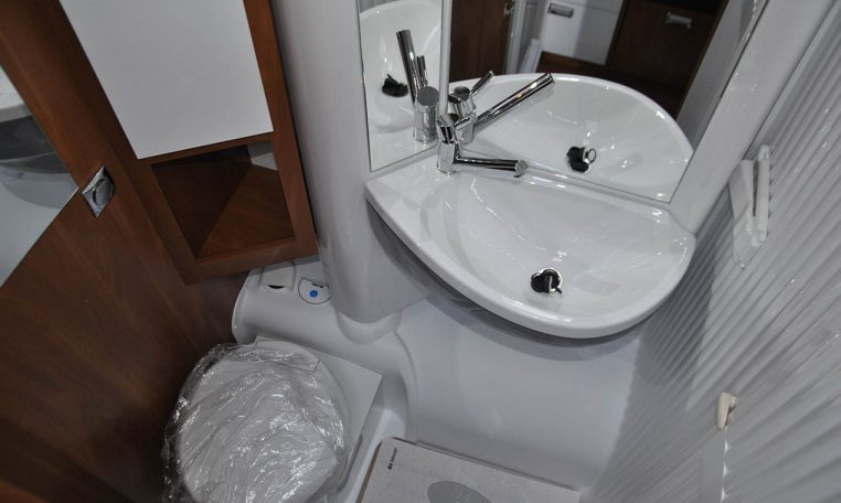 Bagno Interno Camper Laika-kosmo209e | Caravanbacci.com