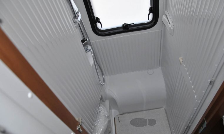 Doccia Interno Camper Laika-kosmo209e | Caravanbacci.com