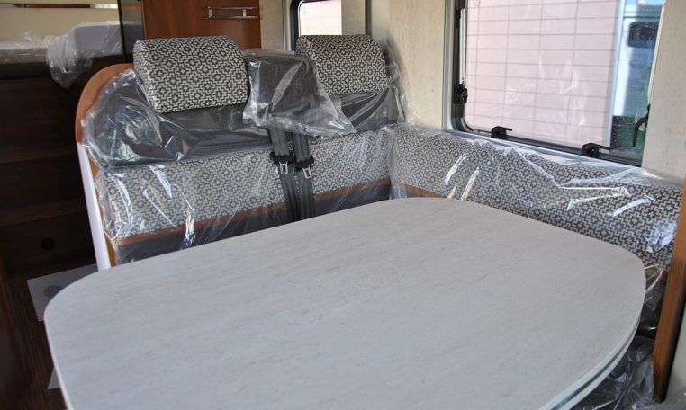 Tavolo interno Camper Laika-kosmo209e | Caravanbacci.com