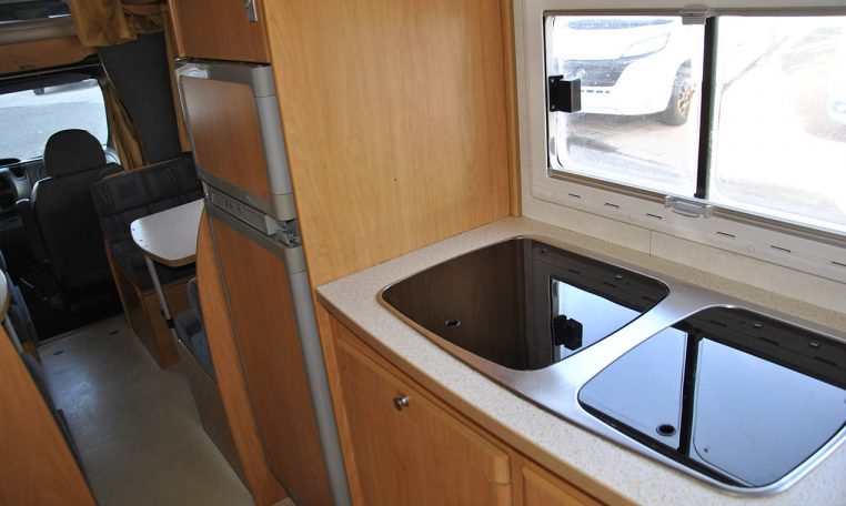 Cucina Interno Camper Challenger-172 | Caravanbacci.com