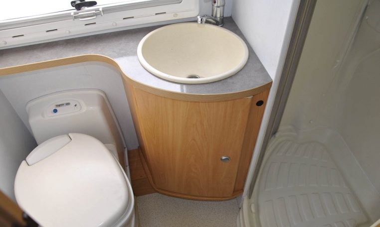 Bagno Interno Camper Challenger-172 | Caravanbacci.com