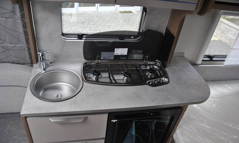 knaus-sport450fu-caravanbacci