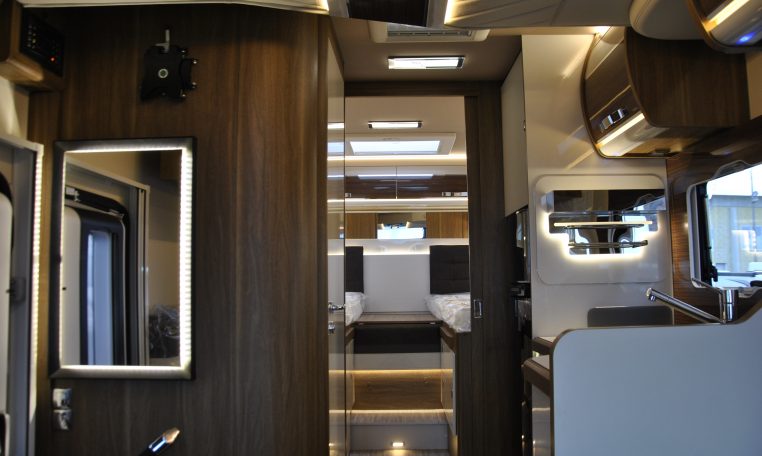 Interno camper Mobilvetta Krosser P 64 | Caravanbacci.com