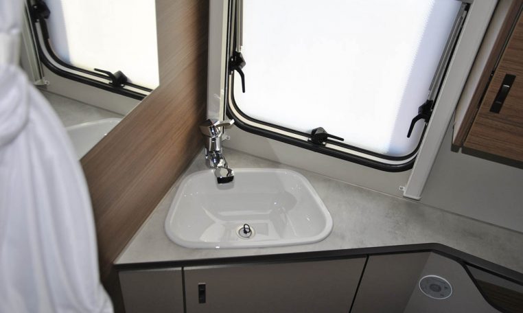 knaus-sport420qd-caravanbacci