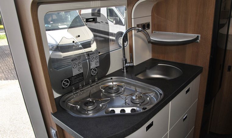 carthago-compact143-caravanbacci