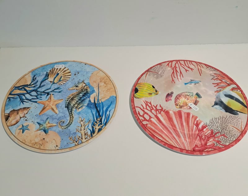 piatto piano melammina Alyssa 2 decori marini in rosso corallo e azzurro caravanbacci