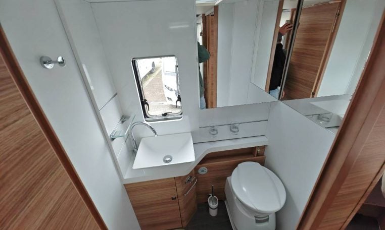 adria-sonic810scsupreme-caravanbacci