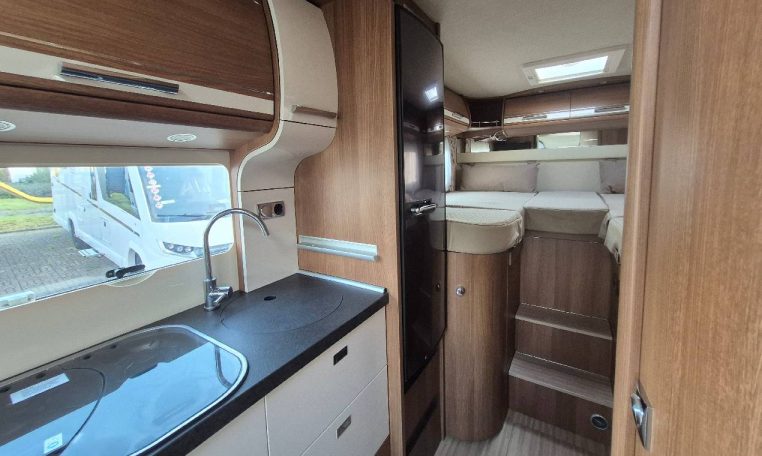carthago-compact143-caravanbacci