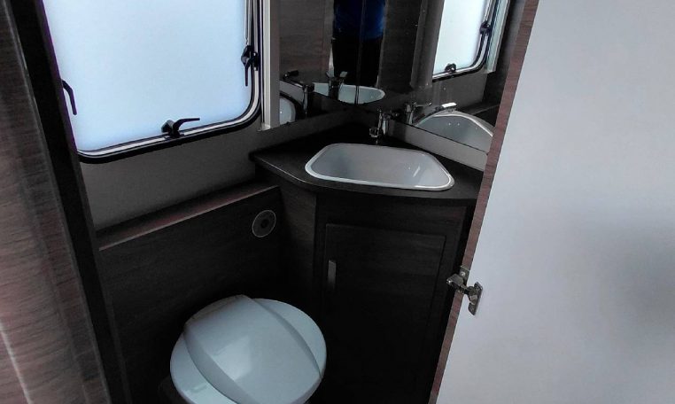 knaus-sport500kdsilversel-caravanbacci