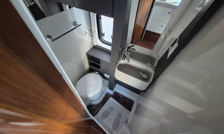 mobilvetta-admiral6.5-caravanbacci