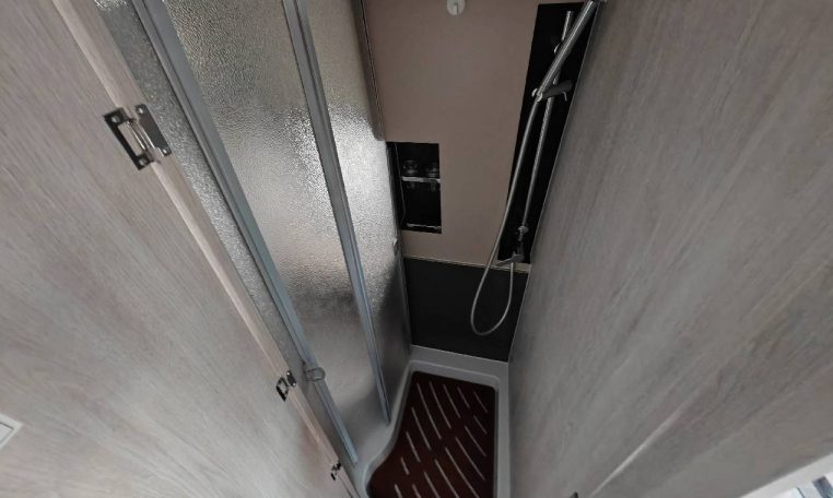 rollerteam-livingstoneduoxl-caravanbacci