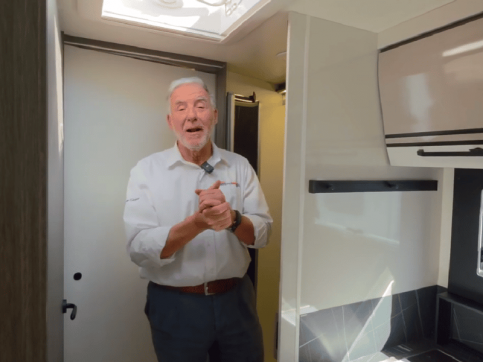 Bagno del camper con doccia separata e 2 porte: cos'è e a chi conviene Bagno del camper con doccia separata e 2 porte: cos'è e a chi conviene